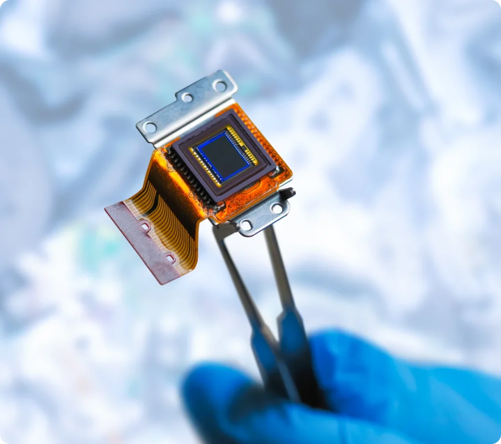Electronic component with circuit board