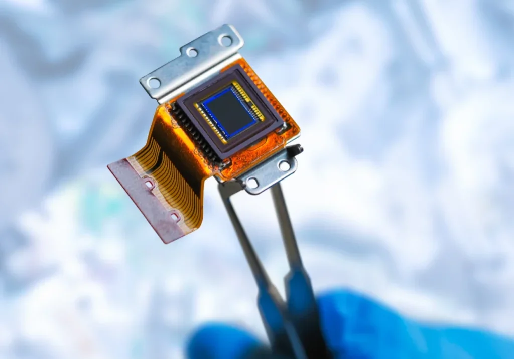Electronic component with circuit board